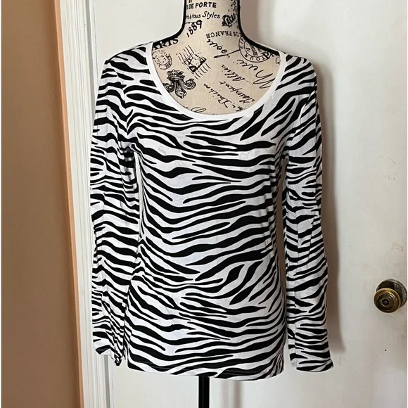 Ladies Zebra Fashion Set (4) Piece: Top, Skirt, Pocketbook & Lanyard 🦓 - Picture 2 of 16